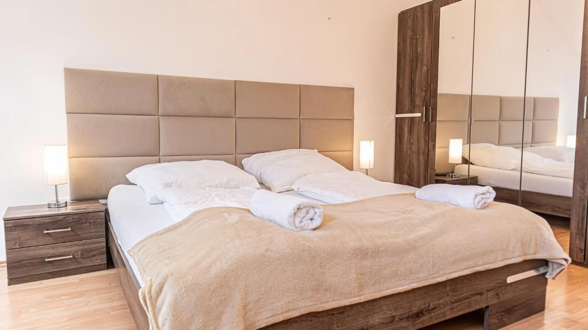 Spacious 2Br Apt Great Location - Near Schoenbrunn Wiedeń 0*,  Austria