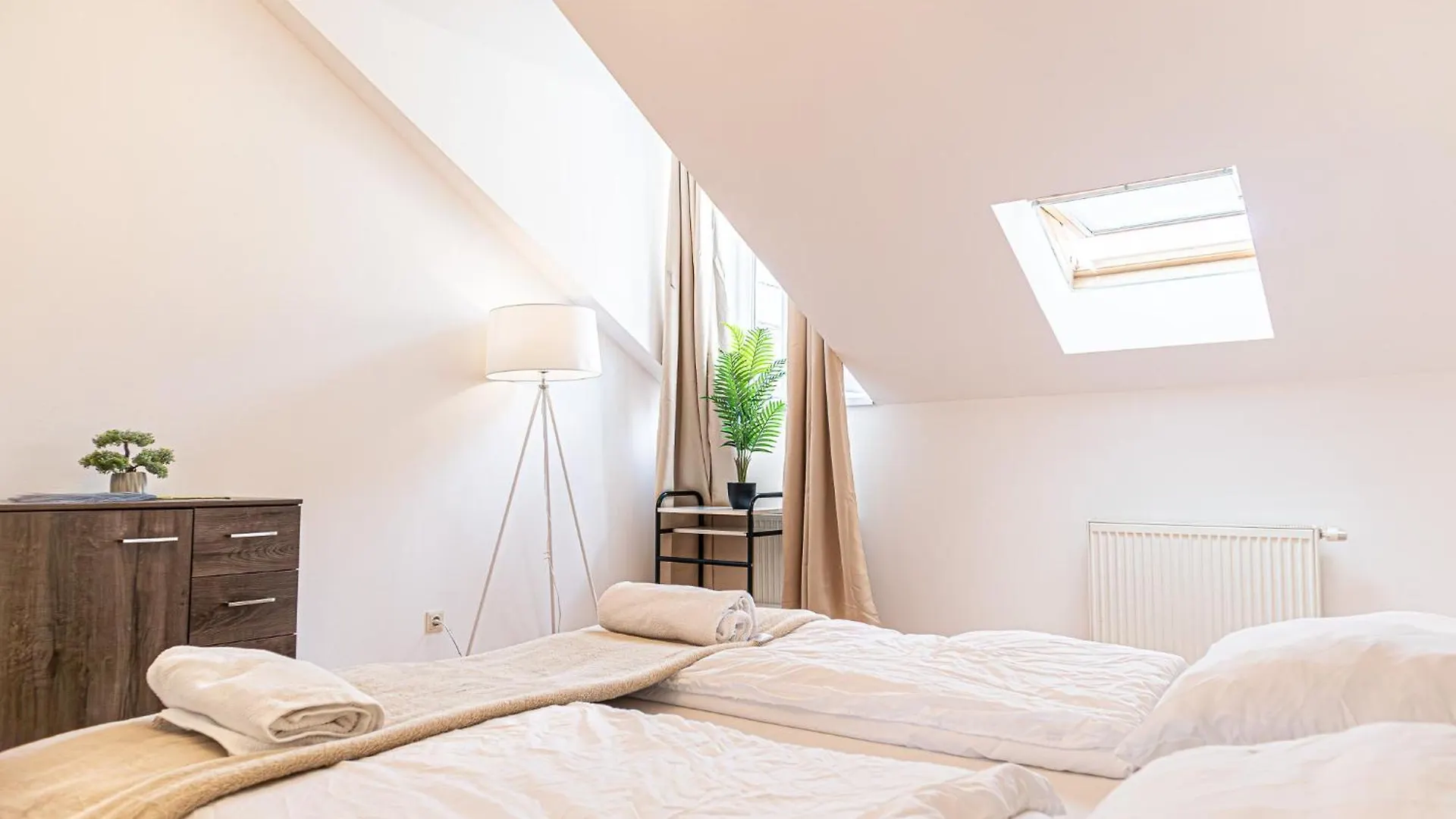 Spacious 2Br Apt Great Location - Near Schoenbrunn Wiedeń Apartament